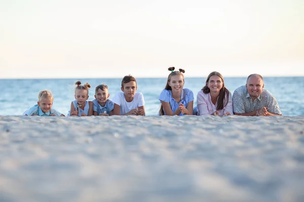 Retrato Una Gran Familia Feliz Los Padres Con Niños Relajan — Foto de Stock