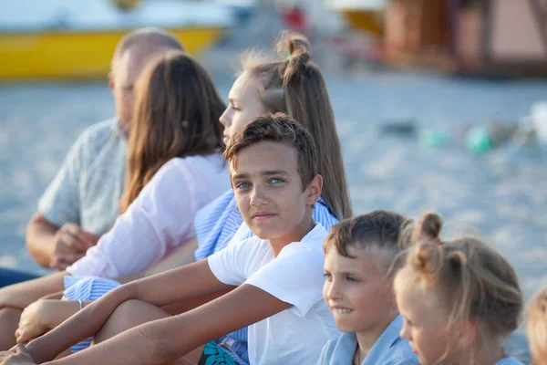 Portrait Une Grande Famille Heureuse Parents Avec Enfants Détendent Sur — Photo