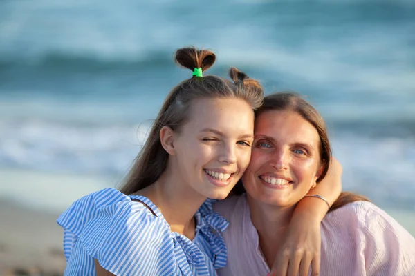 Máma Její Dospívající Dceru Objímání Usmívá Společně Modré Moře — Stock fotografie