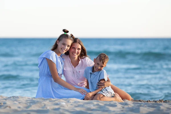 Moeder Haar Tienerdochter Zoon Knuffelen Samen Glimlachen Blauw Uitzicht Zee — Stockfoto