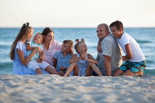 Büyük Mutlu Bir Ailenin Portresi Çocuklu Ebeveynler Deniz Kıyısında Dinleniyor — Stok fotoğraf