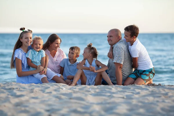 Portrait Big Happy Family Parents Children Relaxing Seashore — Stock Photo, Image