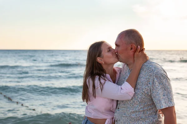 Coppia Felice Vicino Mare Nella Soleggiata Giornata Estiva — Foto Stock