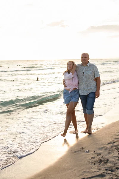 Pareja Feliz Cerca Del Mar Soleado Día Verano — Foto de Stock