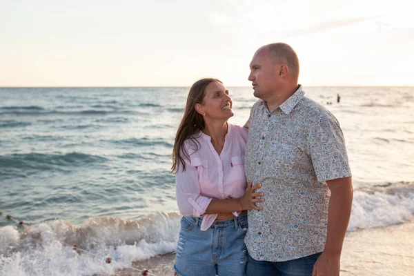 Lyckligt Par Nära Havet Solig Sommardag — Stockfoto