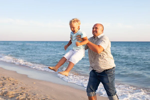 Baba Küçük Oğlunu Fırlatır Denize Doğru Yürür — Stok fotoğraf