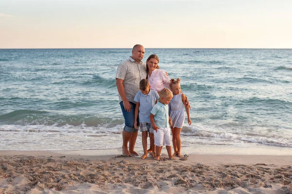 Portrait Big Happy Family Parents Children Relaxing Seashore — Stock Photo, Image