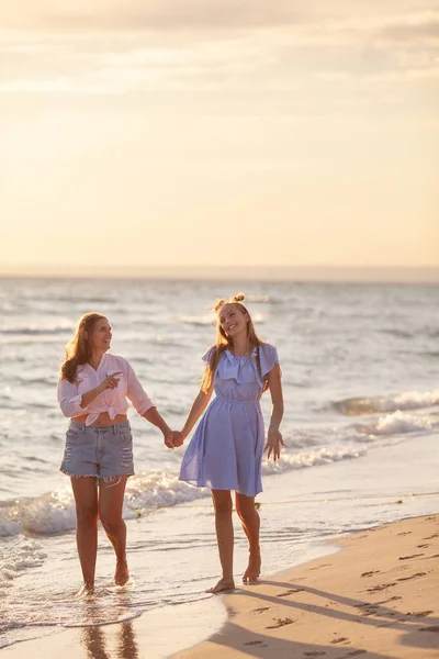 Moeder Haar Tienerdochter Knuffelen Lachend Samen Blauwe Zee Bekijken — Stockfoto