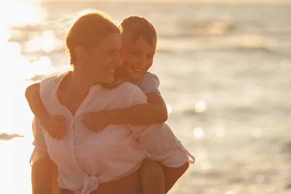 Mamá Hijo Abrazándose Sonriendo Juntos Sobre Vista Azul Del Mar —  Fotos de Stock