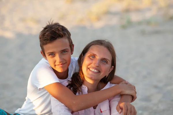 Máma Její Dospívající Syn Objímání Usmívání Spolu Přes Modré Moře — Stock fotografie