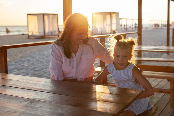 Bonne Mère Fille Dans Café Bord Mer Une Femme Avec — Photo