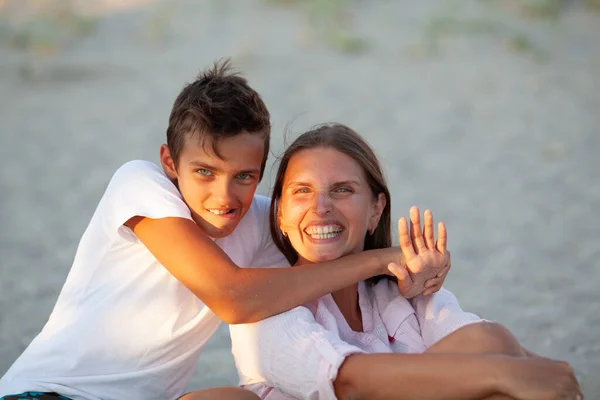 Mom Her Teenage Son Hugging Smiling Together Blue Sea View — Stock Photo, Image