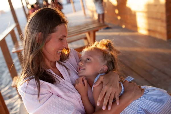 在海滨的一家咖啡馆里 一个快乐的母亲和女儿 一个抱着孩子 笑着的女人 — 图库照片