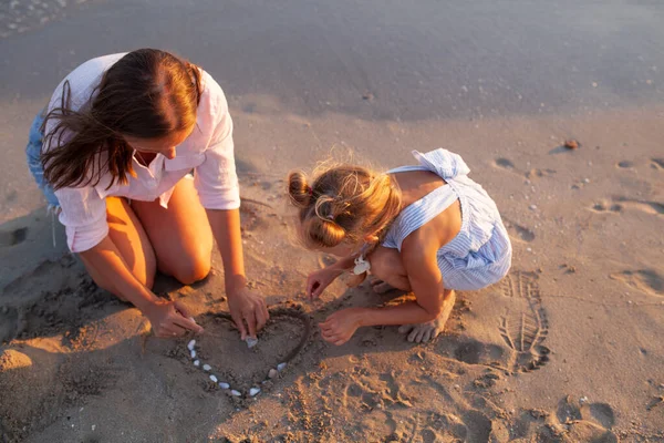 Мама Дочь Играют Песке Моря Закате Летом — стоковое фото
