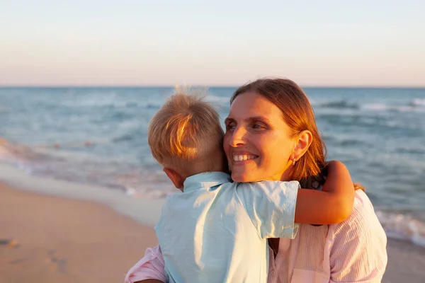 Mamá Hijo Abrazándose Sonriendo Juntos Sobre Vista Azul Del Mar —  Fotos de Stock