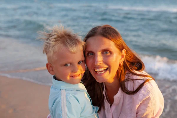 Mãe Seu Filho Abraçando Sorrindo Juntos Sobre Vista Azul Mar — Fotografia de Stock