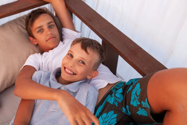 Die Brüder Liegen Auf Einem Holzbett Einem Bungalow Meer — Stockfoto