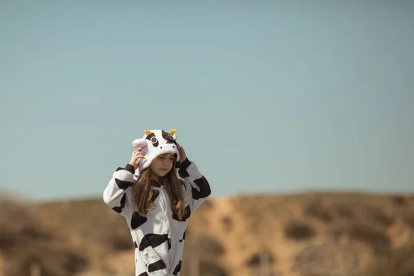 Chica Feliz Vaca Kigurumi Camina Orilla Del Mar Día Primavera — Foto de Stock
