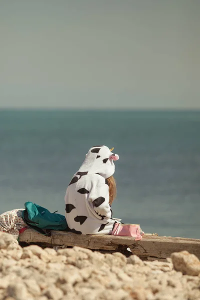 Mädchen Kigurumi Kuh Sitzt Strand Frühlingsspaziergang — Stockfoto