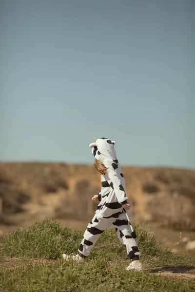 春天的一天 吉古美奶牛中快乐的女孩在海滨散步 — 图库照片