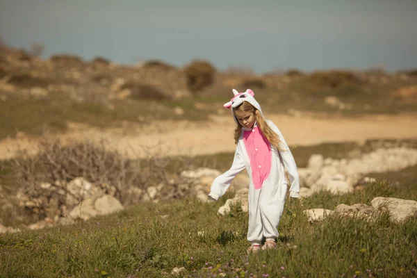 Szczęśliwa Dziewczyna Kigurumi Jednorożec Spaceruje Wybrzeżu Wiosenny Dzień — Zdjęcie stockowe