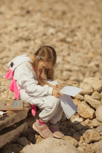 Hübsches Mädchen Kigurumi Einhorn Zieht Die Küste — Stockfoto