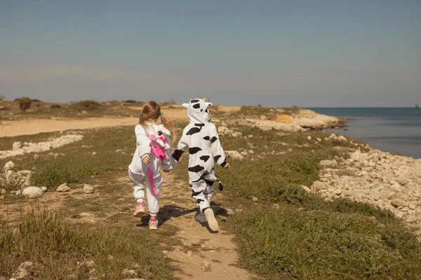 Duas Meninas Bonitas Kigurumi Vaca Unicórnio Andar Praia Amigos Conversar — Fotografia de Stock