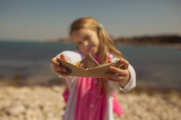 Uma Menina Unicórnio Kigurumi Segura Barco Papel Suas Mãos Praia — Fotografia de Stock