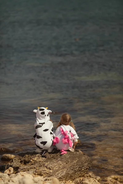 Zwei Hübsche Mädchen Kigurumi Kuh Und Einhorn Spazieren Meeresufer Freunde — Stockfoto