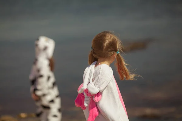 Zwei Hübsche Mädchen Kigurumi Kuh Und Einhorn Spazieren Meeresufer Freunde — Stockfoto