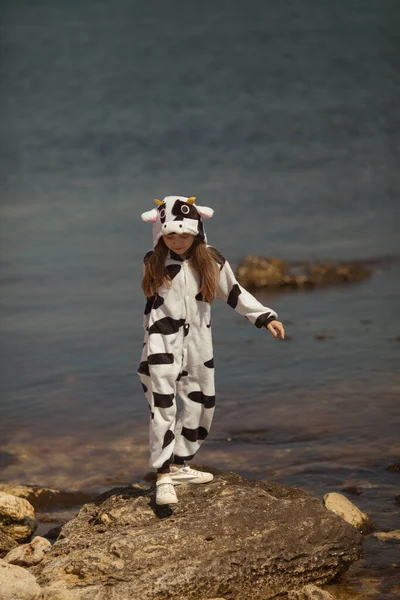 Kigurumi Inekli Mutlu Kız Bir Bahar Günü Deniz Kıyısında Yürür — Stok fotoğraf
