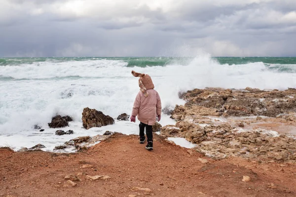 Una Muchacha Pasamontañas Moda Tejido Orilla Del Mar Invernal Niño —  Fotos de Stock