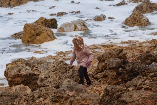 Una Muchacha Pasamontañas Moda Tejido Orilla Del Mar Invernal Niño —  Fotos de Stock