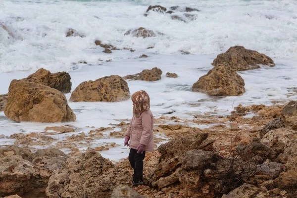 Una Muchacha Pasamontañas Moda Tejido Orilla Del Mar Invernal Niño —  Fotos de Stock