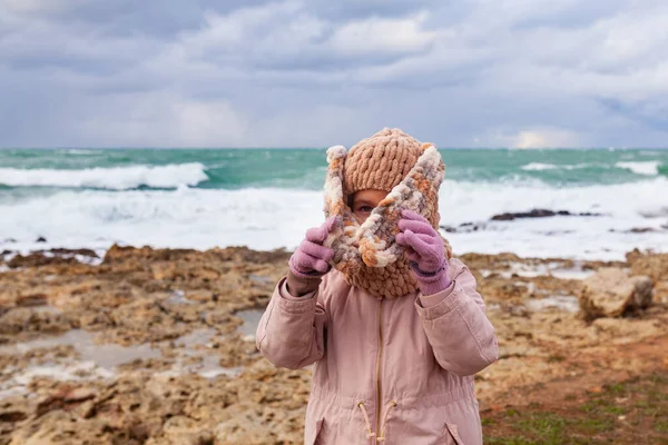 Şık Örülü Kar Maskeli Bir Kız Kış Denizinin Kıyısında Yürüyor — Stok fotoğraf