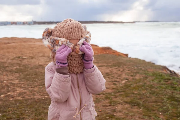 一个穿着时髦针织巴拉克拉瓦的女孩走在冬季的海滨 穿夹克的孩子 — 图库照片