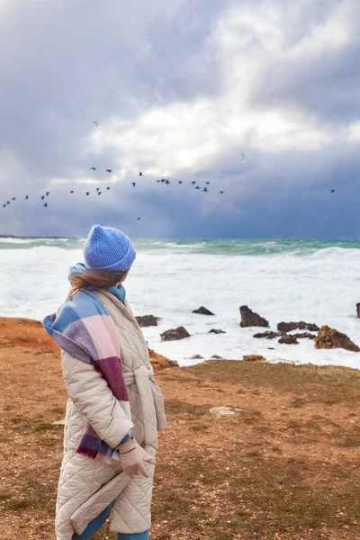 Mulher Elegante Caminha Costa Mar Inverno Ela Vestiu Casaco Bege — Fotografia de Stock