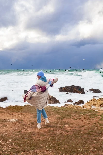 Mulher Elegante Caminha Costa Mar Inverno Ela Vestiu Casaco Bege — Fotografia de Stock