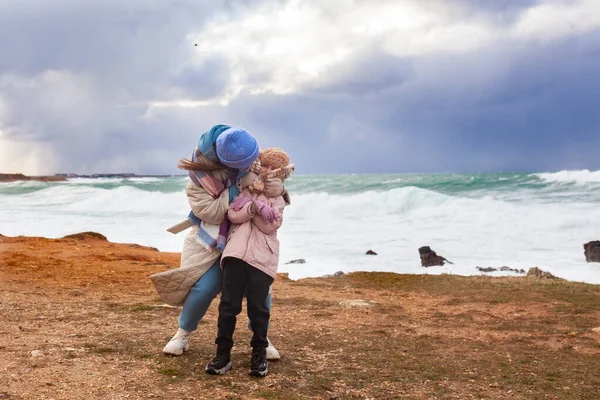 Mãe Filha Felizes Estão Andando Margem Mar Tempestuoso Inverno Uma — Fotografia de Stock