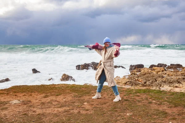 Mujer Con Estilo Camina Orilla Del Mar Invierno Ella Vistió —  Fotos de Stock