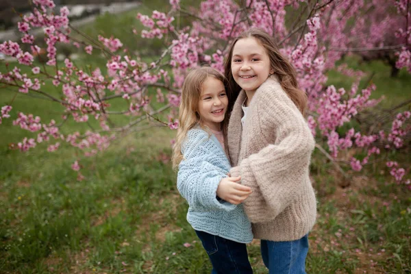 Meninas Bonitas Anos Idade Com Flores Sobre Florescendo Fundo Natureza — Fotografia de Stock