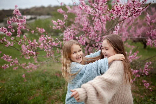 Chicas Bonitas Años Con Flores Sobre Fondo Naturaleza Floreciente Cerca —  Fotos de Stock