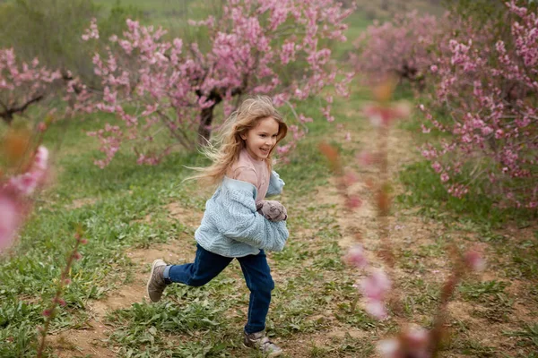 Mooi Klein Kind Meisje Jaar Oud Met Bloemen Bloeiende Natuur — Stockfoto