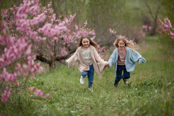 Hübsche Mädchen Jahre Alt Mit Blumen Über Blühender Natur Hintergrund — Stockfoto