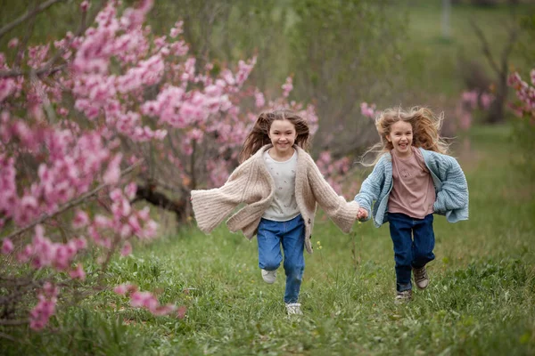 Hübsche Mädchen Jahre Alt Mit Blumen Über Blühender Natur Hintergrund — Stockfoto