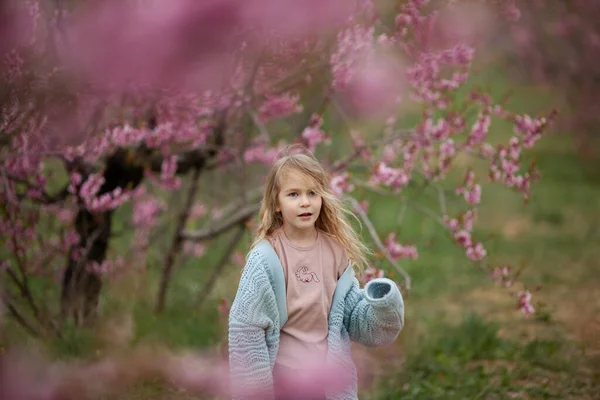 Csinos Kislány Éves Virágok Felett Virágzó Természet Háttér Közeli Tavaszi — Stock Fotó