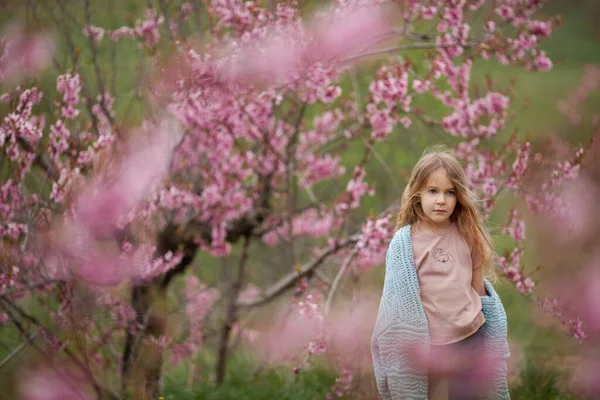 Mooi Klein Kind Meisje Jaar Oud Met Bloemen Bloeiende Natuur — Stockfoto