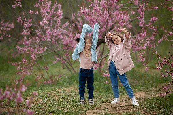 Ładne Dziewczyny Lat Kwiatami Tle Kwitnącej Przyrody Zbliżenie Wiosenny Sezon — Zdjęcie stockowe