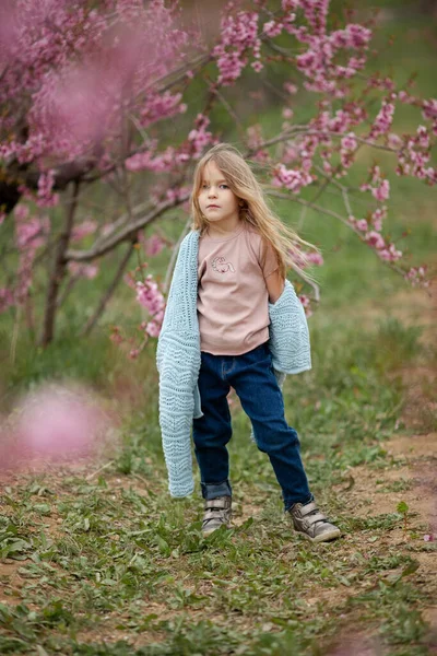 Hübsches Kleines Kind Mädchen Jahre Alt Mit Blumen Über Blühender — Stockfoto