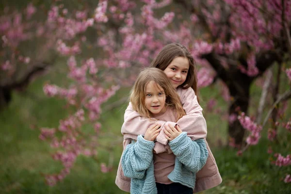 Mooie Meisjes Jaar Oud Met Bloemen Bloeiende Natuur Achtergrond Close Stockfoto